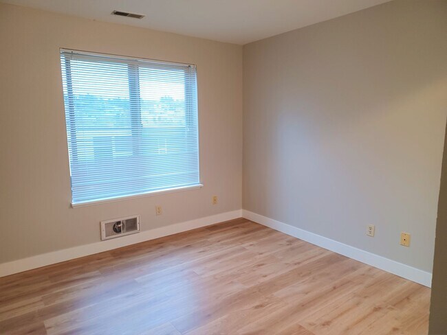 Building Photo - Spacious N. Queen Anne 1Bed/1Bath with pri...