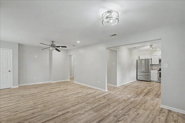 Building Photo - 2204 Mason Dr
