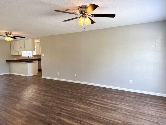 Foto del edificio - Spacious 3 bedroom 2 bath home w/ swimming...