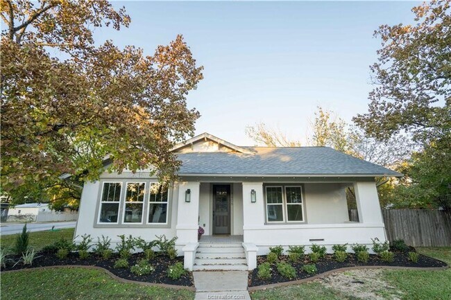 Building Photo - AUGUST 2025 PRE-LEASE!! Stunning Remodeled...