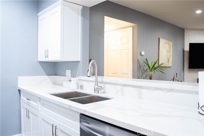 Foto del edificio - 4705 Kester Ave