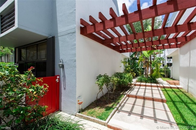 Building Photo - 3 br, 3 bath Townhome - 3031 NE 183rd Ln