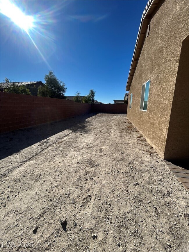 Building Photo - 213 Late Harvest Ave