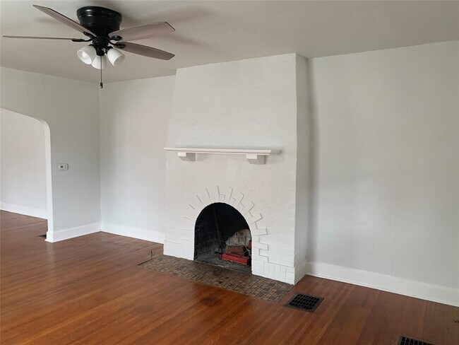 Building Photo - 730 E 53rd St