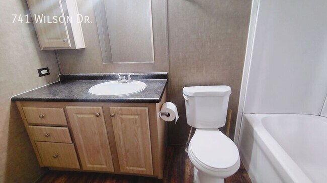 Foto del edificio - 741 Wilson Dr