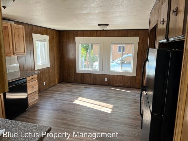 Building Photo - 2 br, 1 bath House - 674 NW Alder St