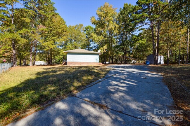 Building Photo - 2511 Woodstar Rd