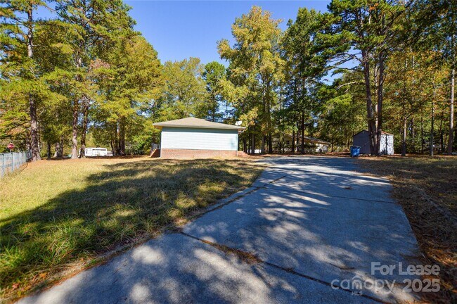 Foto del edificio - 2511 Woodstar Rd