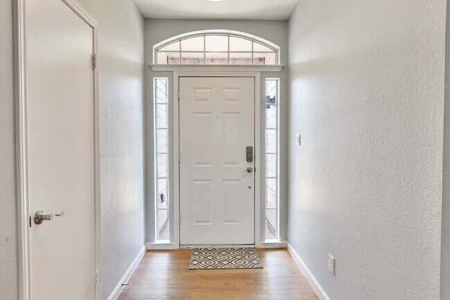 Foto del edificio - $250 Concession on First full months rent!...