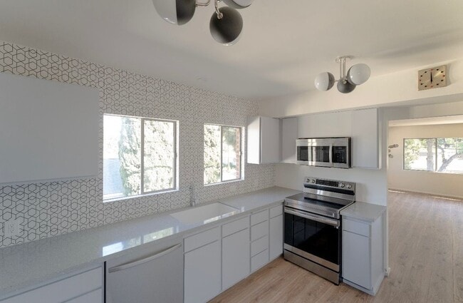 Building Photo - 111 W 48th St