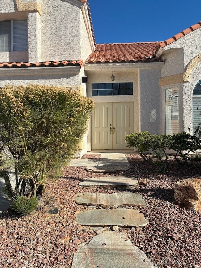 Foto del edificio - Lakes Community - 2 Story Home with upstairs  3 Bed w/ Loft and Pool Spa ( Sahara at S.Grand Cany...