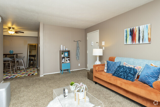 1BR, 1BA - 634SF - Royalwood Apartments