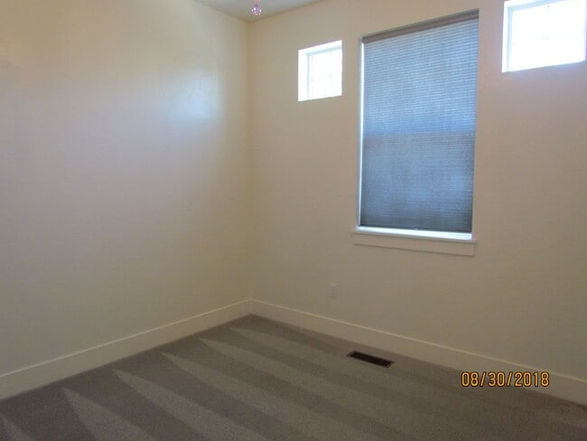 Building Photo - Beautiful 3 bed 2 bath in the popular Paramount community