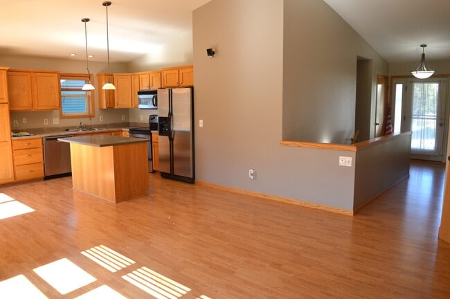 Building Photo - 715 Ariel Ln