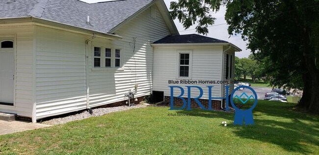 Building Photo - 920 Oak Grove Ln