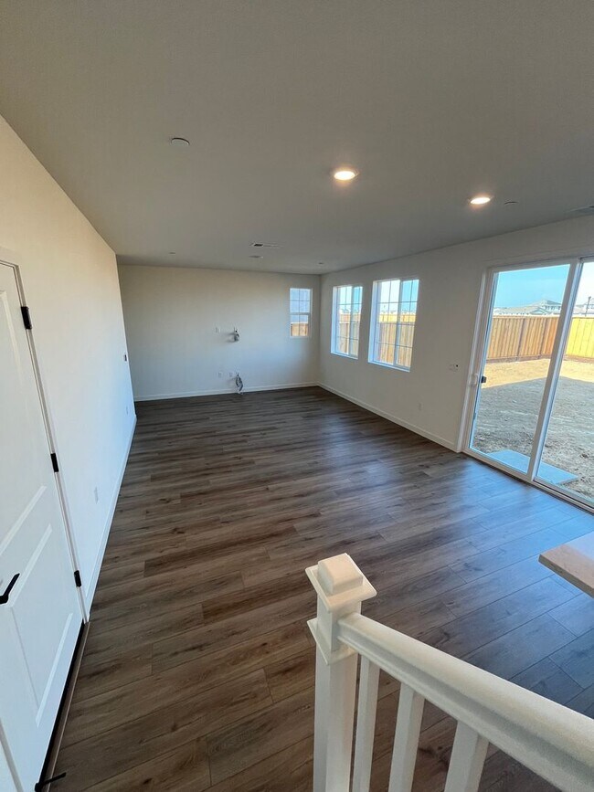 Foto del edificio - A MUST SEE- Brand new 2-story 4 bedroom / ...