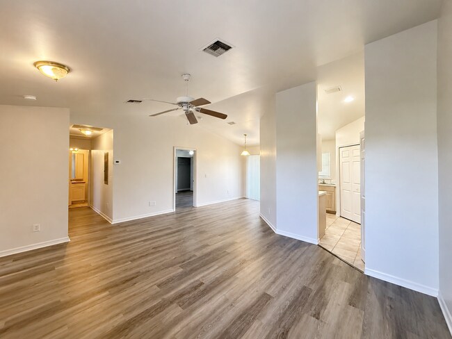Building Photo - COZY 3 bed 2 bath lehigh