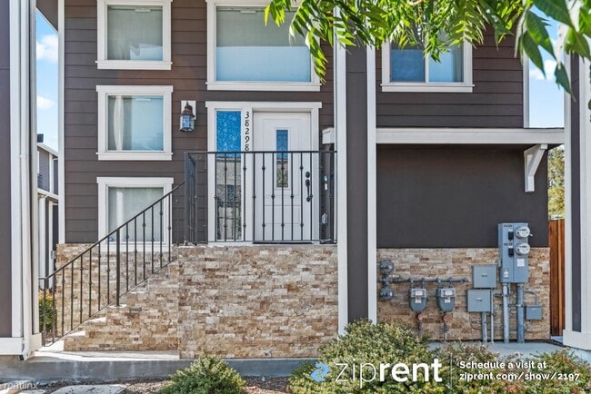 Building Photo - 3 br, 3.5 bath Townhome - 38298 Oracle Com...
