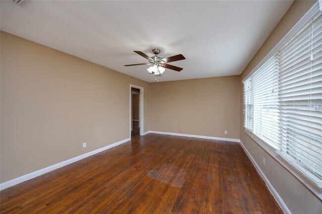 Foto del edificio - 304 Harris Blvd