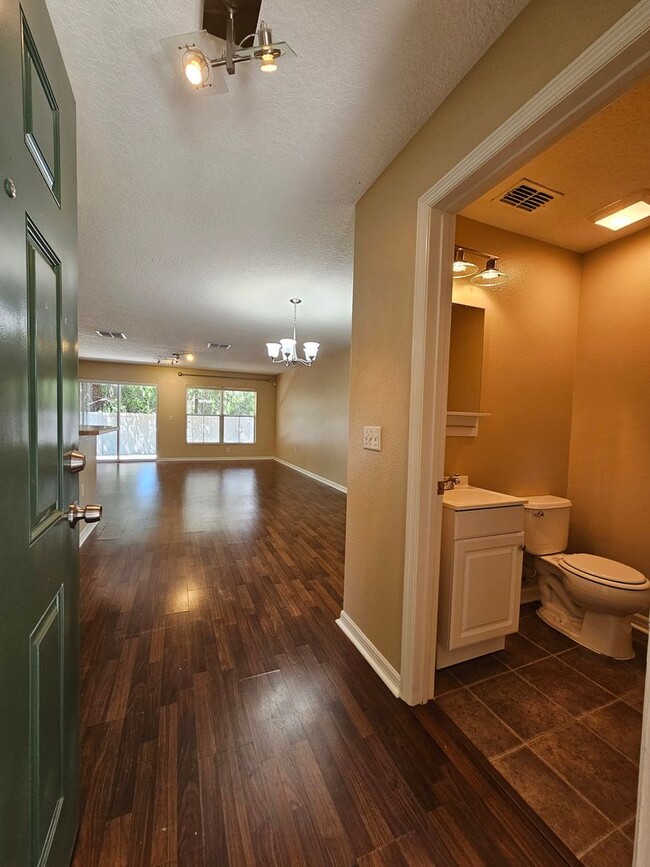Building Photo - Beautiful St. Charles Place Townhouse