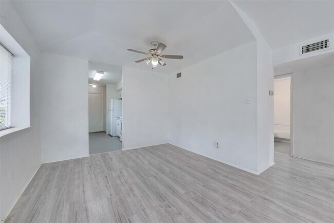 Building Photo - 8026 Sands Point Dr