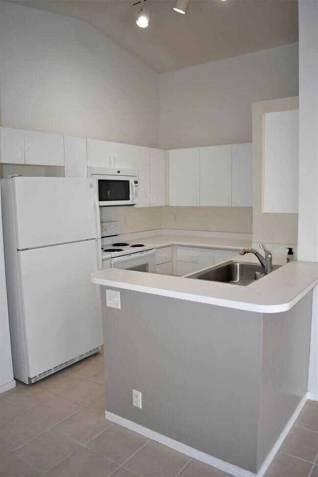 Building Photo - Gated Townhome at the Arbors 2br/2ba with ...