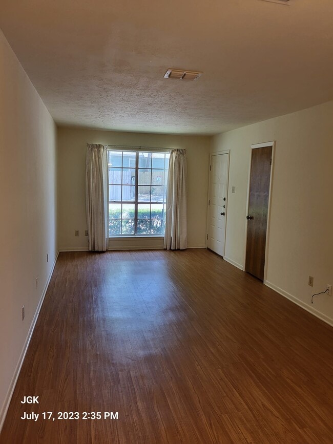 sala de estar - 905 N 24th St