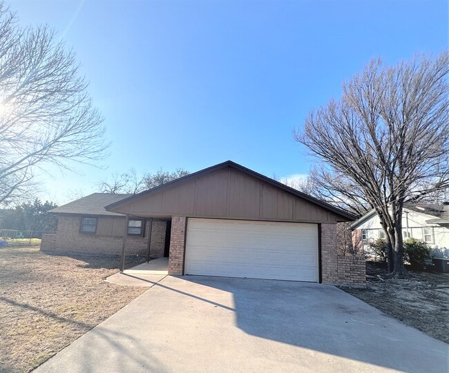 Building Photo - 2204 Phyllis Dr