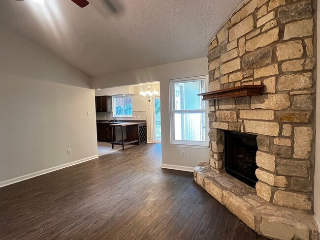 Foto del edificio - Recently Renovated 3/2 Home in South Austin with Bonus Room + Additional Storage