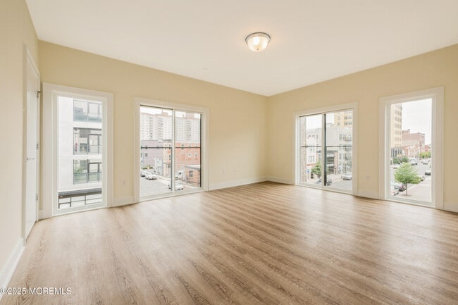 Building Photo - 700 Bangs Ave