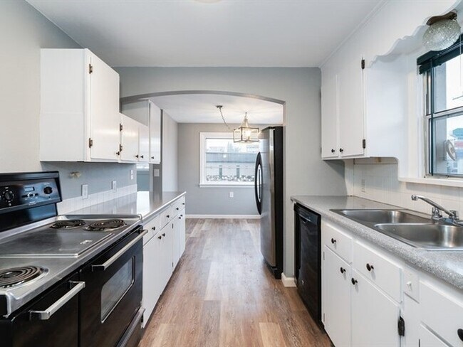 Building Photo - Cozy 3 Bed 2 Bath Updated Home!