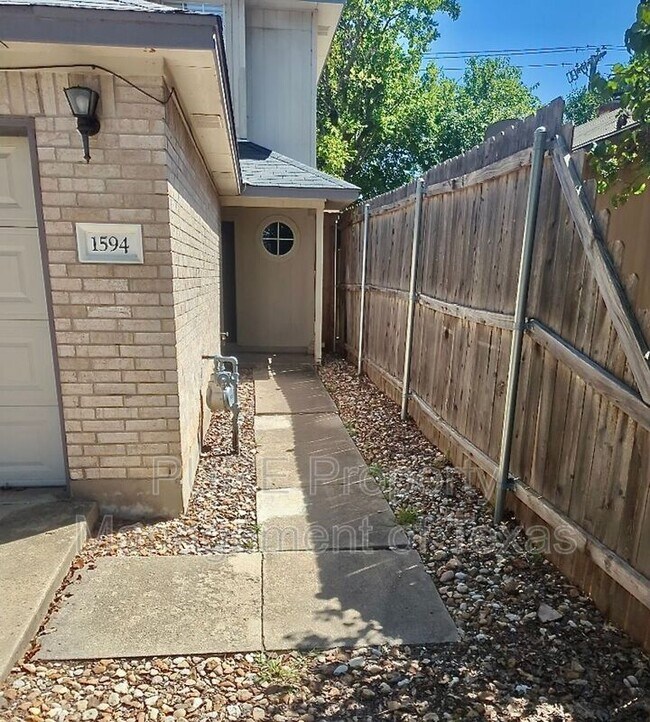 Building Photo - 1594 Parkfield Cir