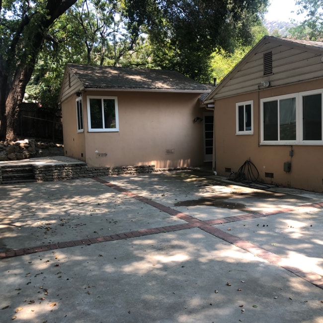 Building Photo - 2721 E Chevy Chase Dr