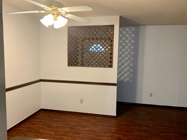 Building Photo - 583 S 72nd Ave