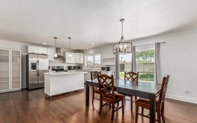 Building Photo - 343 W Santa Cruz Dr