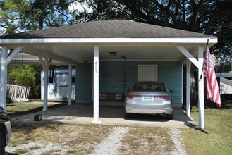 Building Photo - 401 Laurel Dr