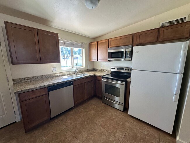 Foto del edificio - 4 Bed/2 Bath House with Large Backyard on Eastside!