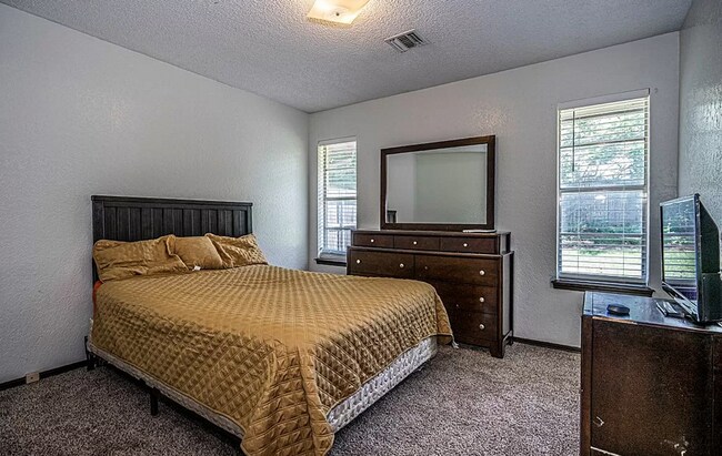 Building Photo - Charming Home