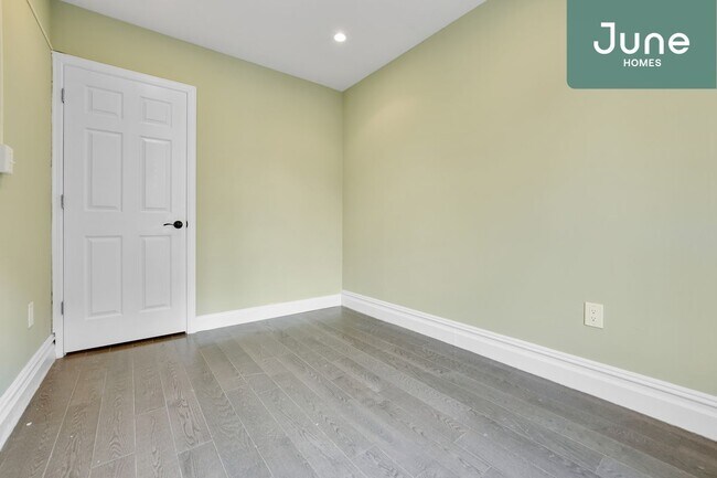 Building Photo - ROOM ONLY in 3-bed/2.0-bath Home
