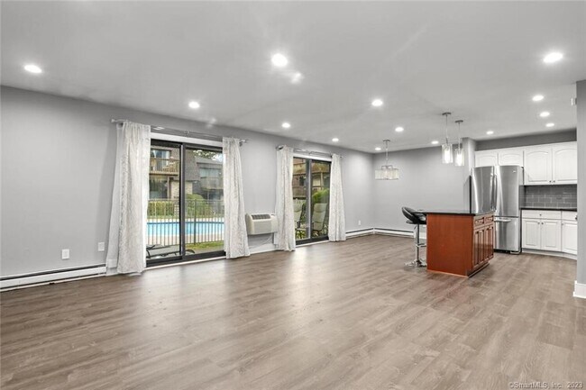 Foto del edificio - 255 Strawberry Hill Ave