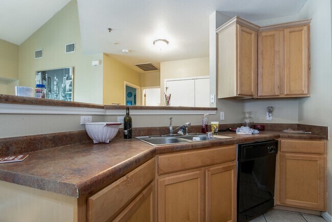 Building Photo - WALK TO UT/DRAG!!!