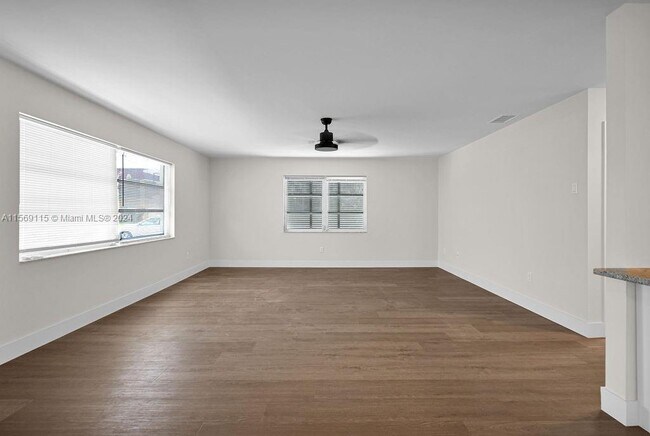 Building Photo - 114 S Lakeside Dr