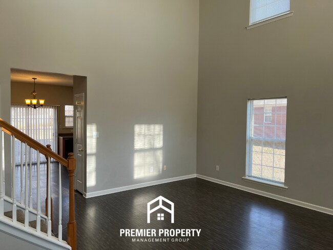 Foto del edificio - Spacious 4BR Huntsville Home with Hardwood Floors, Island Kitchen & Fenced Yard