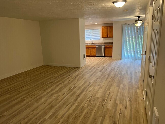 Building Photo - Freshly updated 3 bedroom 1 1/2 bathroom d...