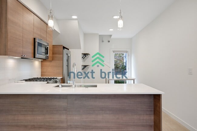 Building Photo - Charming 2-Bed, 2-Bath Townhouse Retreat in Prime Wallingford Location – Spacious 1486 Sq Ft!