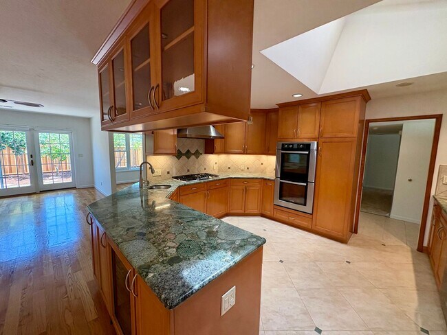 Foto del edificio - 3057 Carleton Pl
