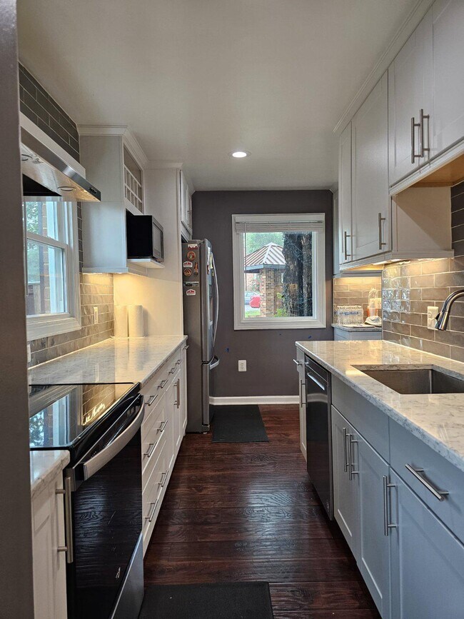 Foto del edificio - 4226 Embassy Dr