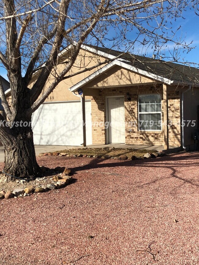 Foto del edificio - Beautifully Maintained Home in Pueblo West 3 Bed/2 Bath/2 Car Garage $2000/$2000