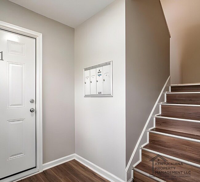 Foto del edificio - Renovated Spacious 2BR Apartments Near UofL & Churchill Downs!