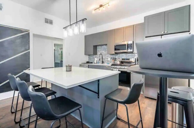 Foto del edificio - 2705 E 3rd St